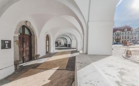 Romantické studio v podkroví na Velkém náměstí, Wi-Fi, Netflix